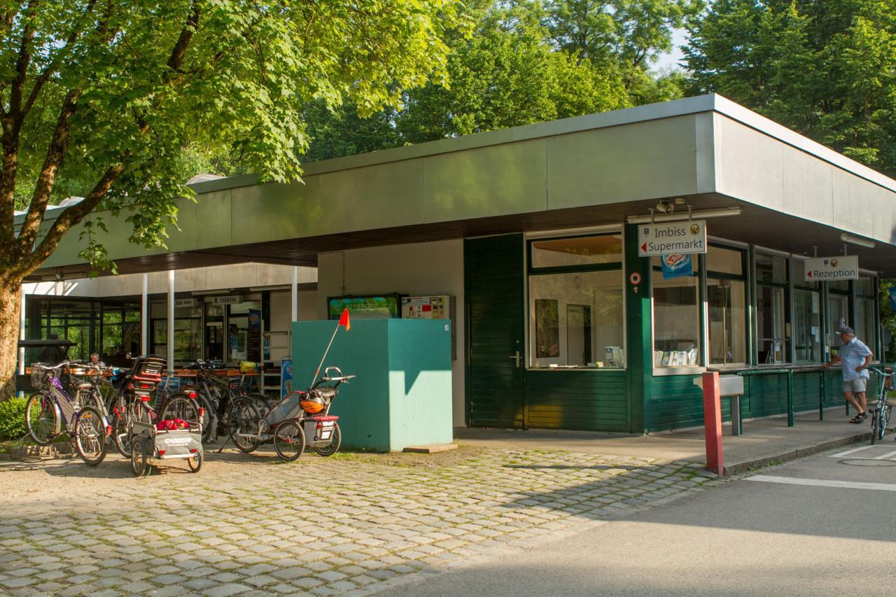 Отель Munich Oktoberfest Glamping Экстерьер фото